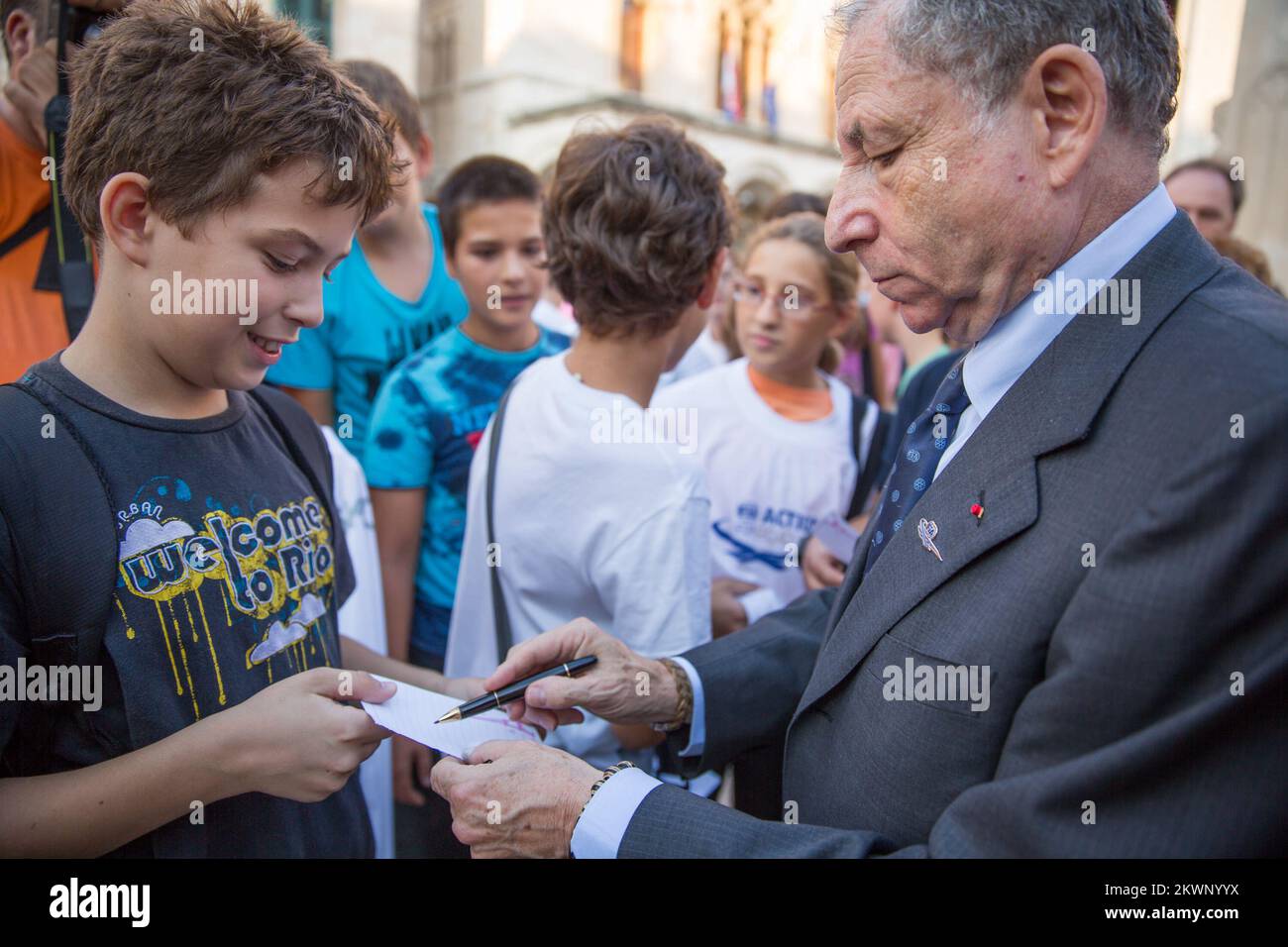 Di fronte al Palazzo del Rettore Jean Todt ha visitato l'evento "FIA Action for Road Safety". Ha partecipato i membri dell'Automobile Club Dubrovnik Racing e i ragazzi della città che hanno gareggiato nell'area di allenamento con le biciclette. L'intera operazione è stata sostenuta dal presidente della FIA Jean Todt e dai presidenti dell'organizzazione automobilistica mondiale, nonché dal sindaco Andro Vlohusic. Foto Stock