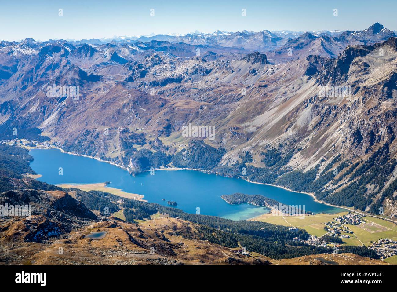 Sopra il lago di Silvaplana, Sils e Maloja da Piz Corvatsch, Engadina, Svizzera Foto Stock