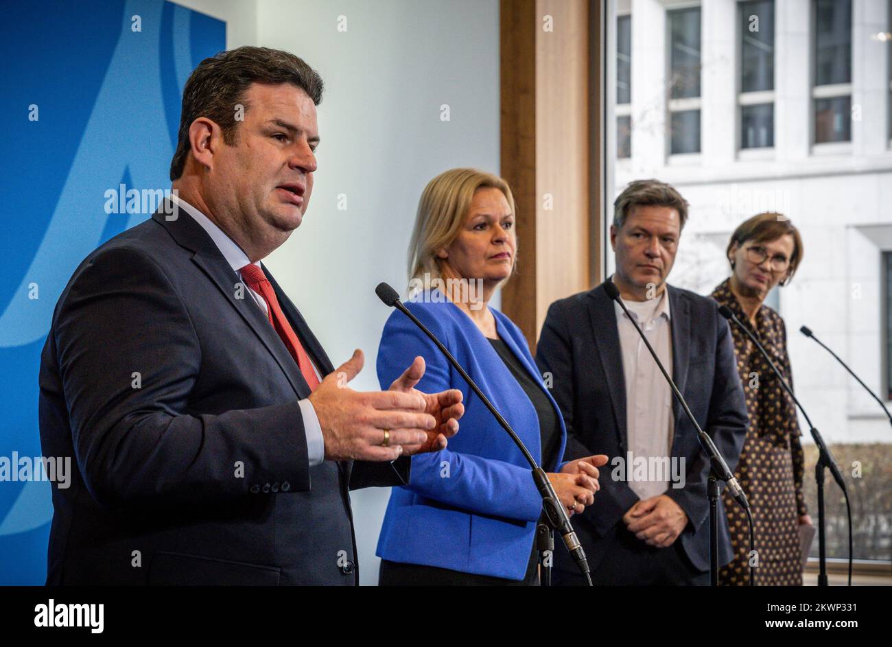 Berlino, Germania. 30th Nov 2022. Hubertus Heil (l-r, DOCUP), Ministro federale del lavoro e degli affari sociali, Nancy Faeser (DOCUP), Ministro federale dell'interno e degli affari interni, Robert Habeck (Bündnis 90/Die Grünen), Ministro federale dell'economia e della protezione del clima, E Bettina Stark-Watzinger (FDP), Ministro federale dell'istruzione e della ricerca, partecipano a una conferenza stampa sull'immigrazione di manodopera qualificata. In precedenza, il gabinetto federale aveva discusso i punti chiave al riguardo. Credit: Michael Kappeler/dpa/Alamy Live News Foto Stock