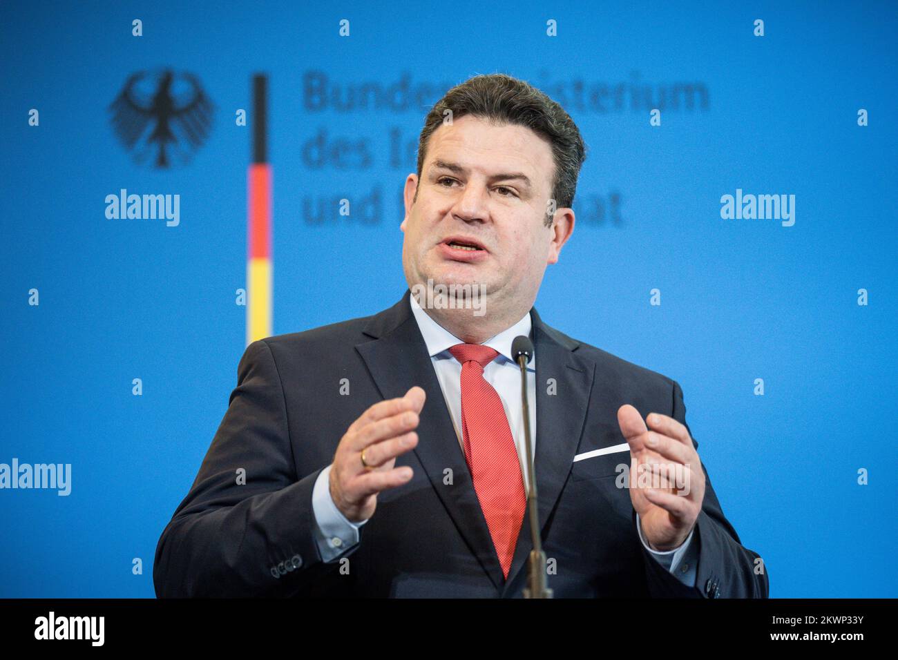 Berlino, Germania. 30th Nov 2022. Hubertus Heil (DOCUP), Ministro federale del lavoro e degli affari sociali, partecipa a una conferenza stampa sull'immigrazione di manodopera qualificata. In precedenza, il gabinetto federale aveva discusso i punti chiave al riguardo. Credit: Michael Kappeler/dpa/Alamy Live News Foto Stock