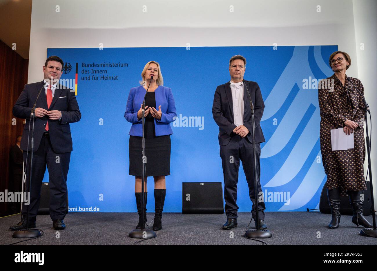 Berlino, Germania. 30th Nov 2022. Hubertus Heil (l-r, DOCUP), Ministro federale del lavoro e degli affari sociali, Nancy Faeser (DOCUP), Ministro federale dell'interno e degli affari interni, Robert Habeck (Bündnis 90/Die Grünen), Ministro federale dell'economia e della protezione del clima, E Bettina Stark-Watzinger (FDP), Ministro federale dell'istruzione e della ricerca, partecipano a una conferenza stampa sull'immigrazione di manodopera qualificata. In precedenza, il gabinetto federale aveva discusso i punti chiave al riguardo. Credit: Michael Kappeler/dpa/Alamy Live News Foto Stock