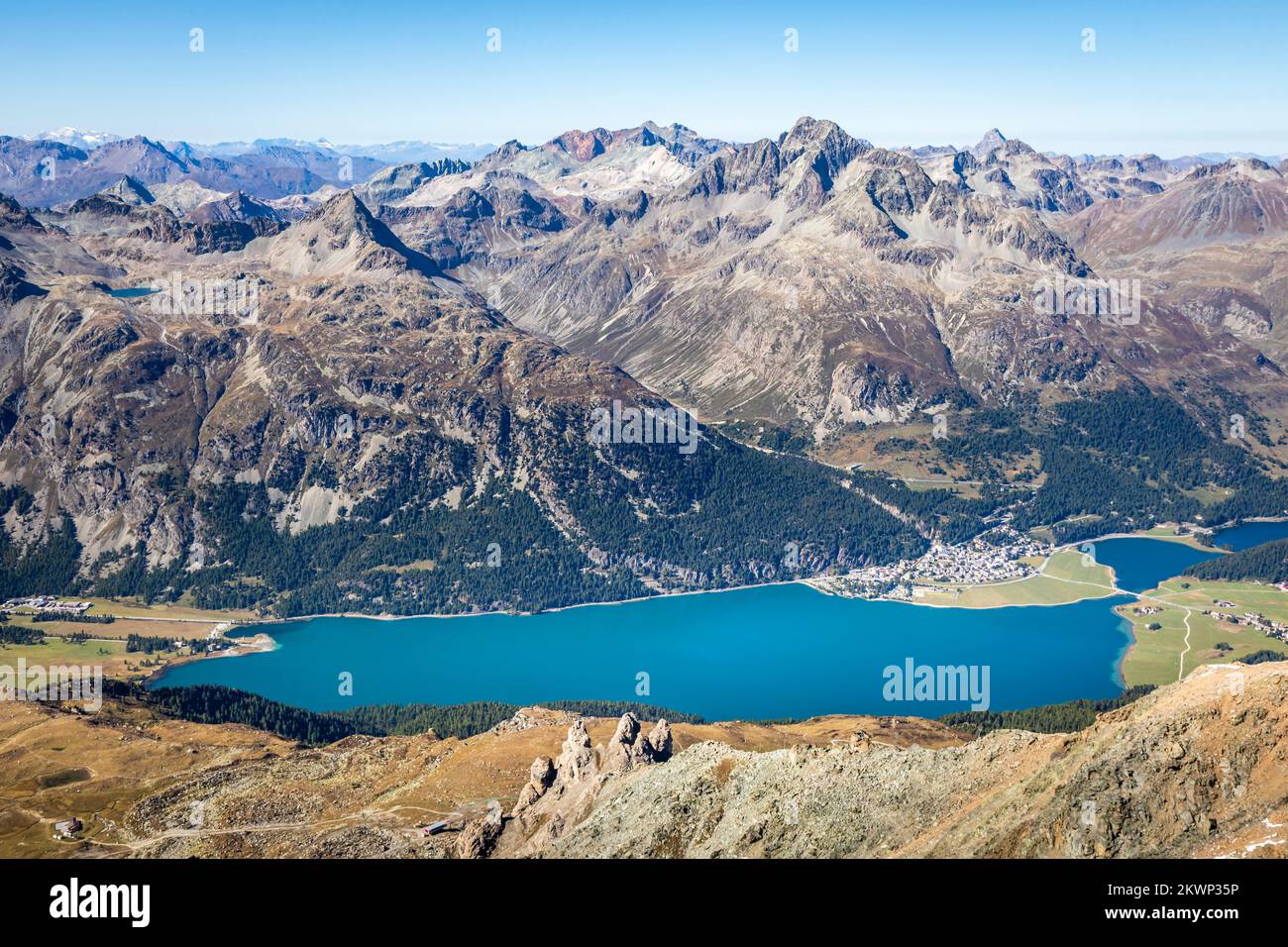 Sopra il lago di Silvaplana, Sils e Maloja da Piz Corvatsch, Engadina, Svizzera Foto Stock