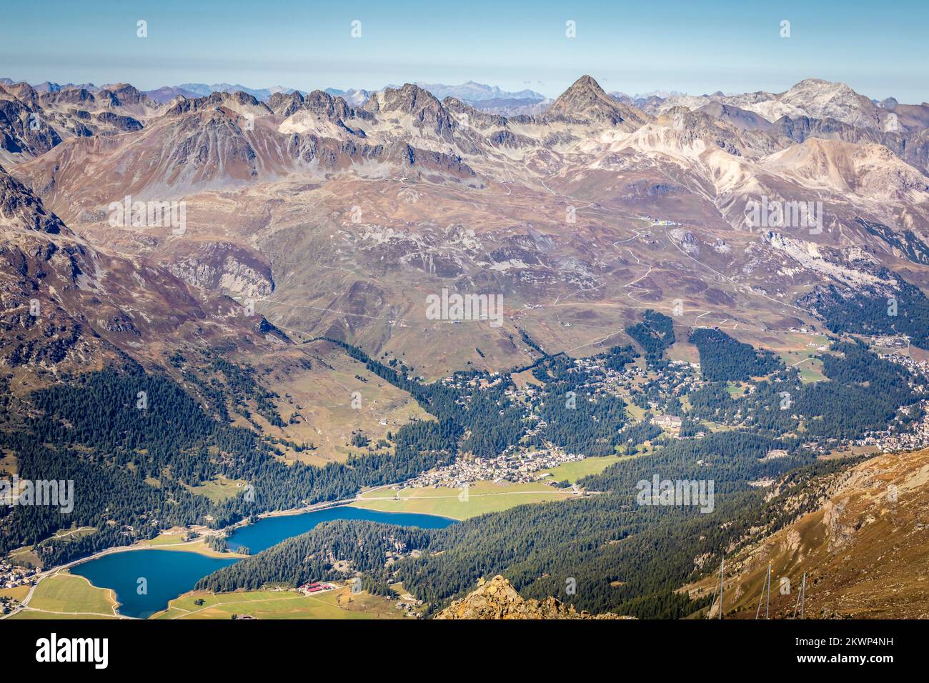 Sopra il lago di Sils e Maloja dall'alta Engadina, Graubunden, Svizzera Foto Stock