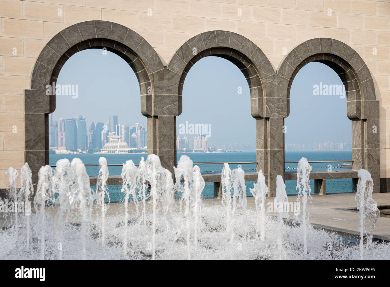 Lo skyline di Doha attraverso gli archi del Museo d'arte islamica, Qatar Foto Stock