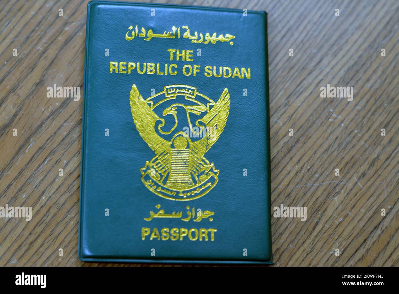 Il passaporto della Repubblica del Sudan con un falco dorato al centro della copertina, focus selettivo dell'identità sudanese del passaporto di uso del Sudan del Nord Foto Stock