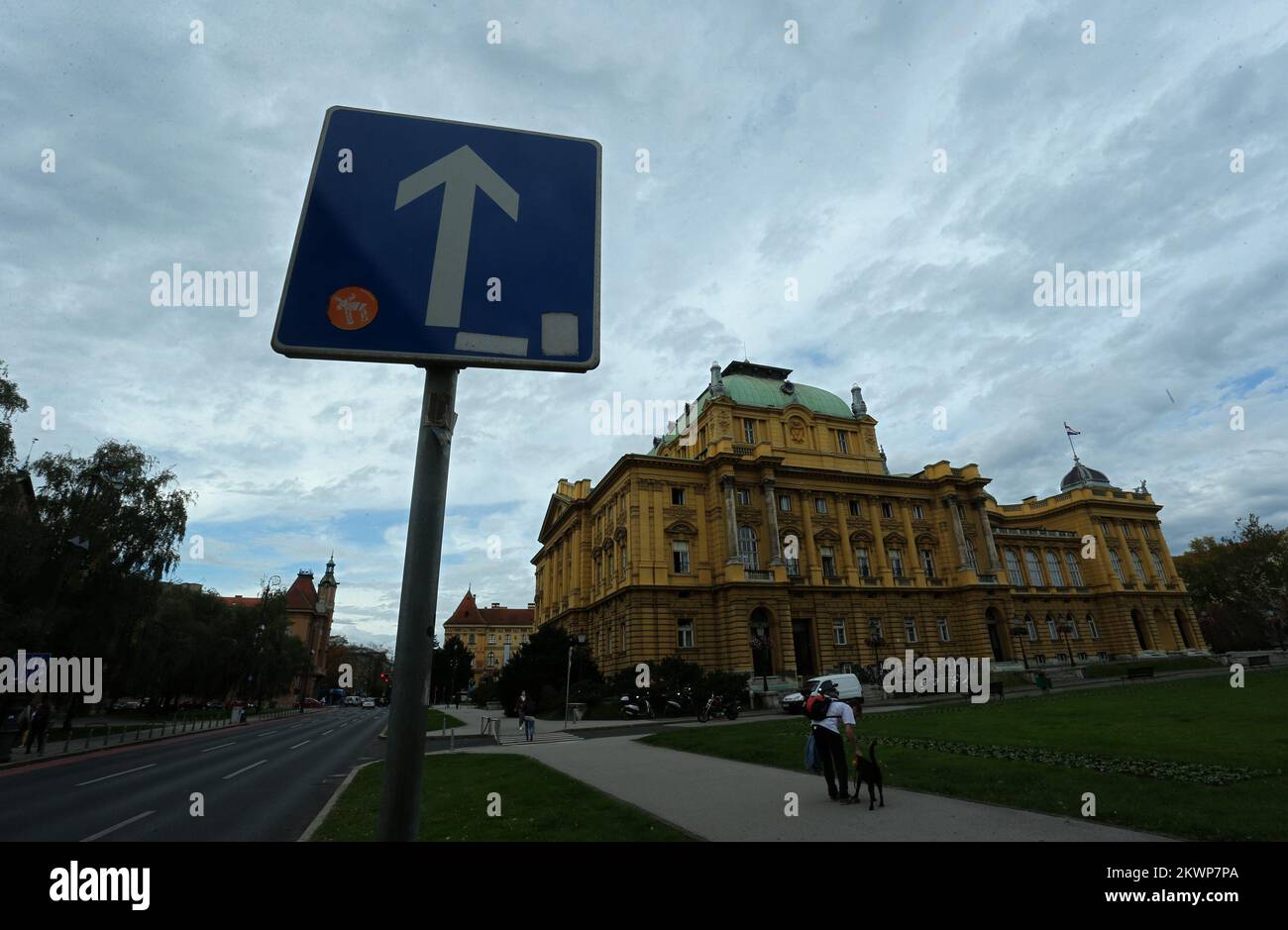 21.10.2013., Zagreb, Croazia - Un gran numero di cartelli stradali nel centro della città in condizioni molto cattive come si scarabocchio e coperto con varie etichette. Foto: Sanjin Strukic/PIXSELL Foto Stock