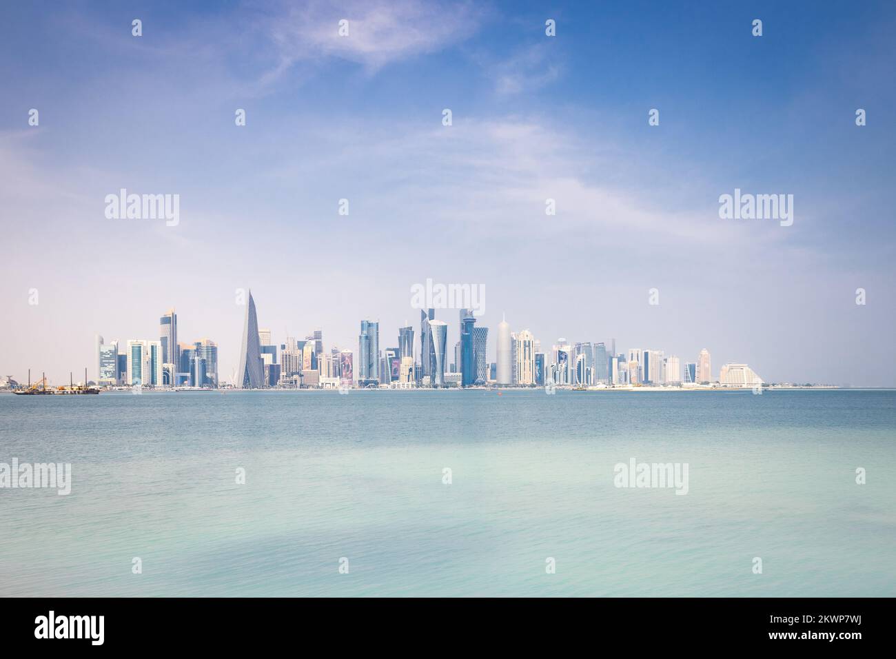 Vista dello skyline di Doha, Qatar, in una giornata di sole. Foto Stock