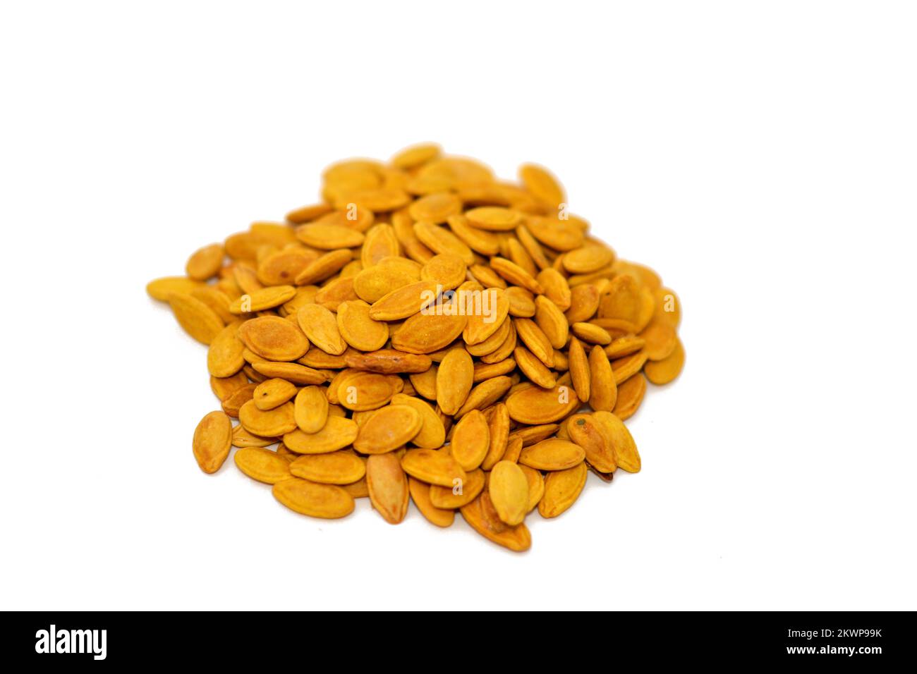 Cumulo di semi di cocomero di Citrullus lanatus, salato, tostati e non pelati, grani isolati su fondo bianco, fuoco selettivo di semi di cocomero secco marrone t Foto Stock