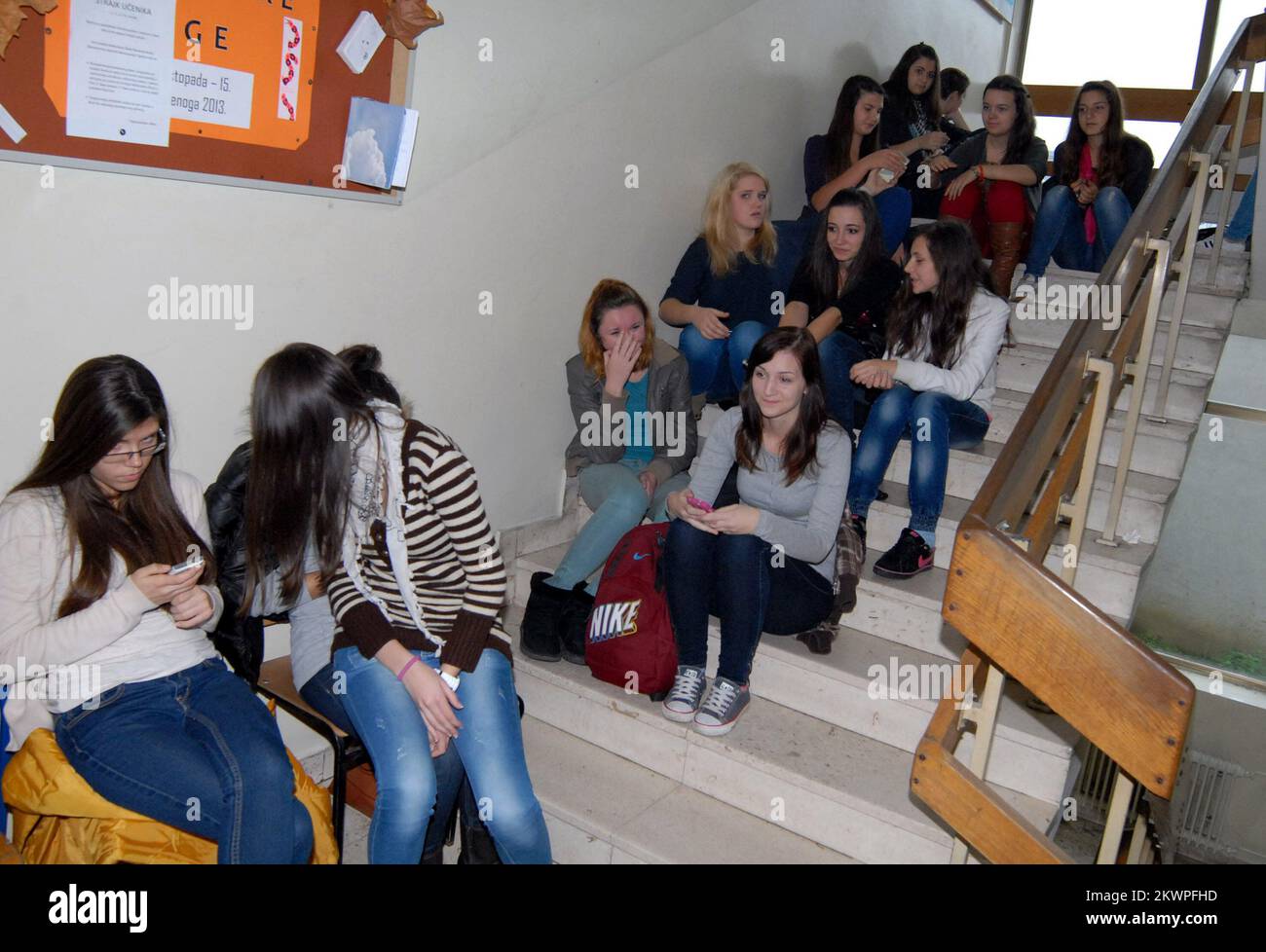 12.11.2013., Croazia, Slavonski Brod - gli studenti della Scuola Medica continuano a sciopero. Questa mattina sono stati in solidarietà hanno aderito a tutte le classi dal turno del mattino e ora l'intera scuola è in sciopero. Nelle 15 ore previste riunione dei genitori con genitori e studenti cercando di risolvere il problema. Gli studenti hanno deciso di sciopero perché non possono più seguire un curriculum e una pratica impegnativi. Foto: Ivica Galovic/PIXSELL Foto Stock