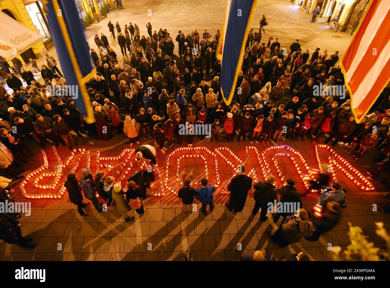 17.11.2013., Varazdin, Croazia - in memoria delle vittime di Vukovar,. I cittadini di Varazdin accese candele e ha scritto il nome di Città di Vukovar Foto: Marko Jurinec/PIXSELL Foto Stock