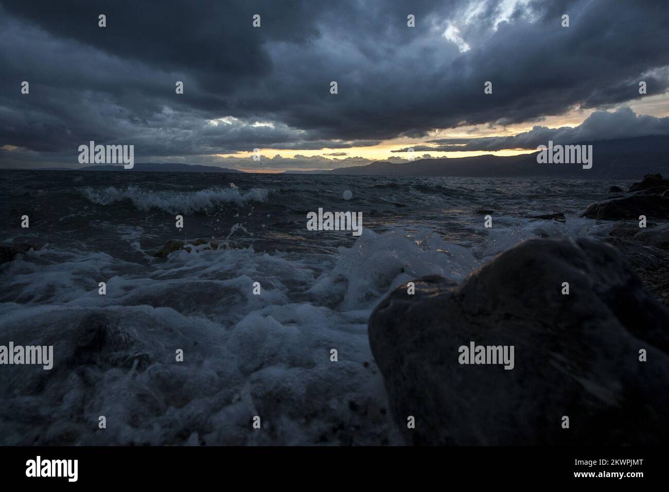 21.11.2013., Rijeka - Un bellissimo tramonto dopo aver allietato i cittadini. Foto: Nel Pavletic/PIXSELL Foto Stock