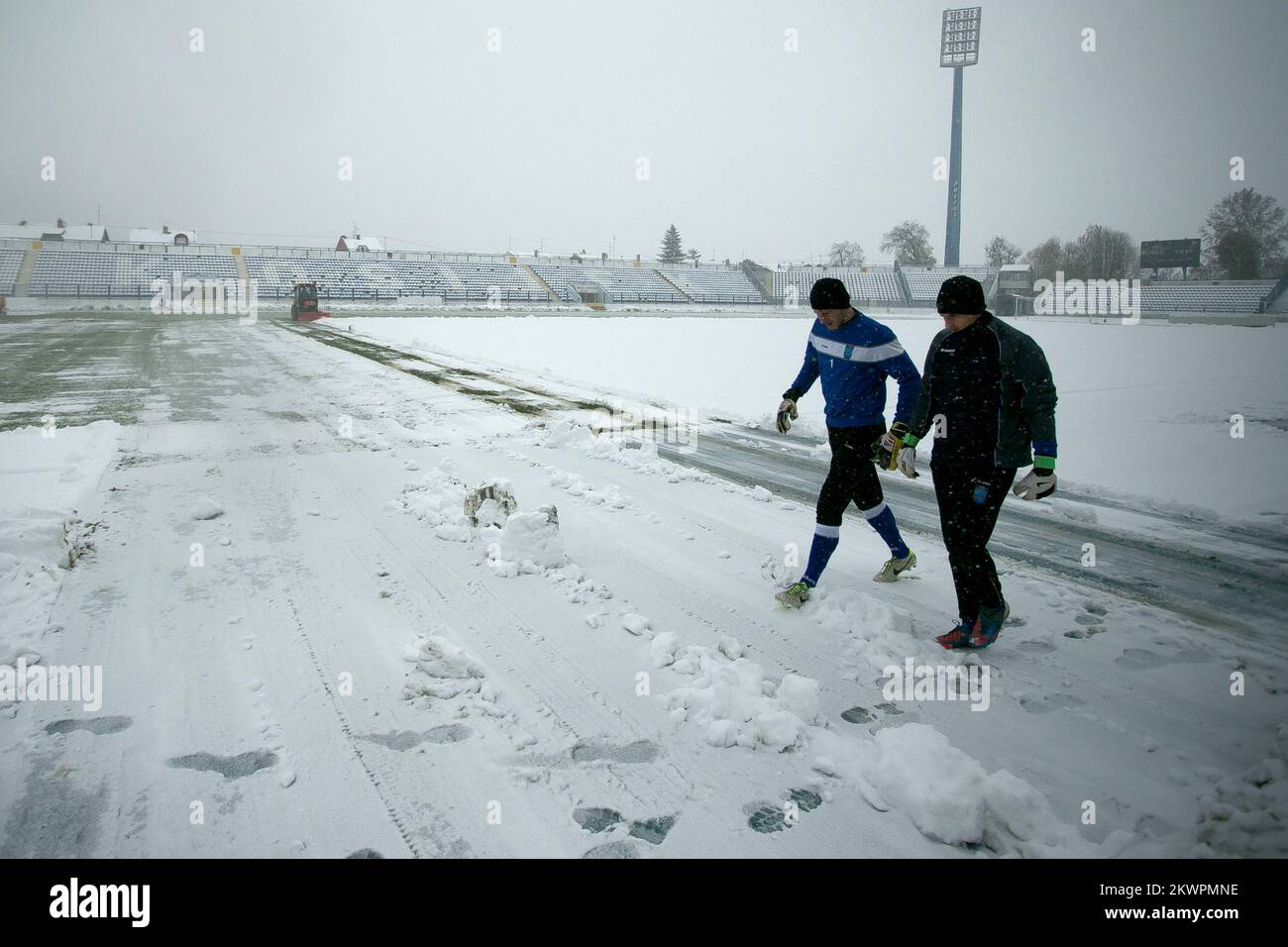 27.11.2013., Gradski vrt stadio, Osijek - a causa delle cattive condizioni meteorologiche e la neve che cade costantemente qualificatori nella Coppa del mondo di 2014. Tra la nazionale di calcio croata e quella tedesca è stata messa in discussione. Foto: Davor Javorovic/PIXSELL Foto Stock