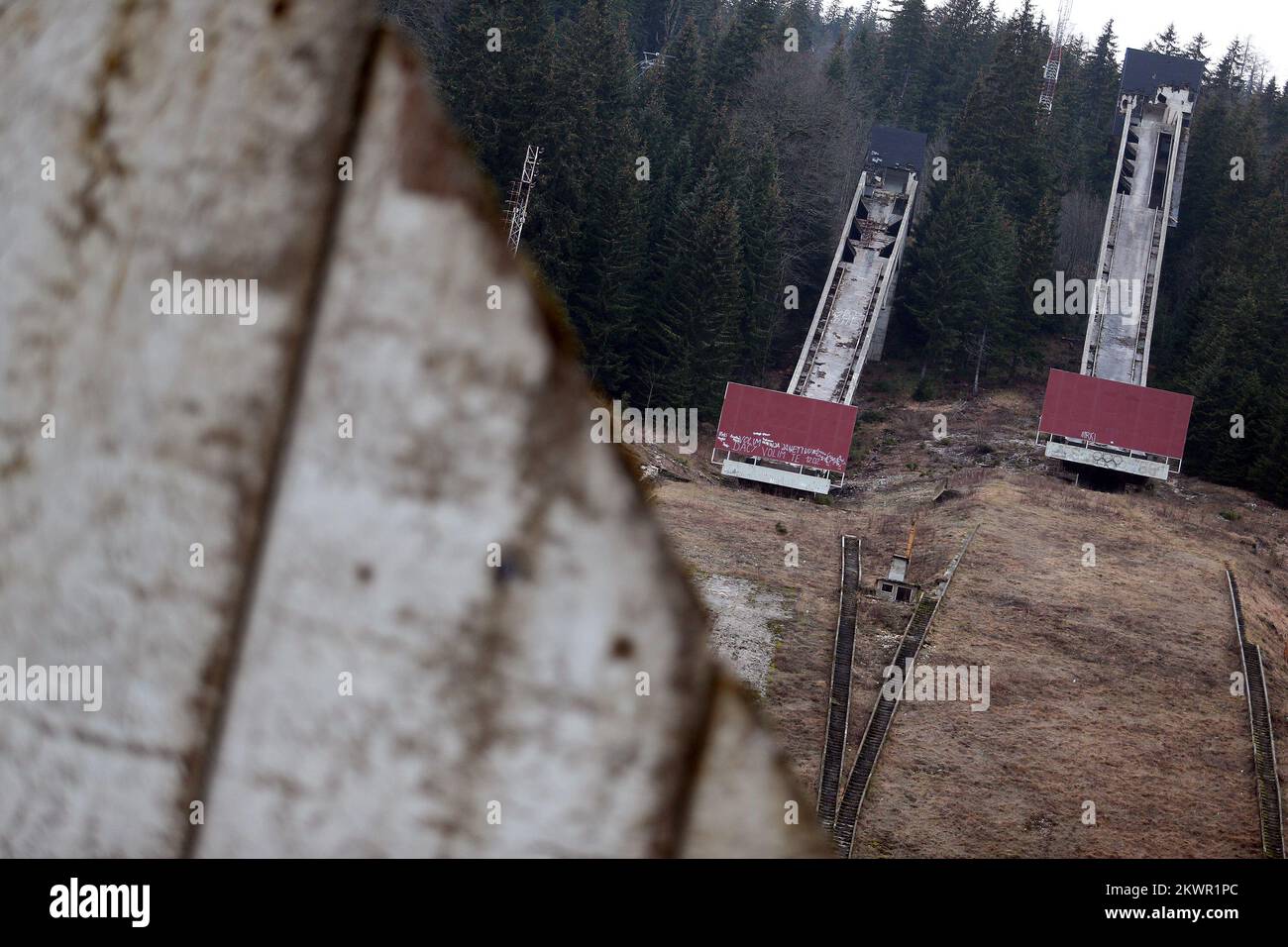 22.01.2014., Sarajevo, Bosnia-Erzegovina - la città di Sarajevo ogni anno commemora il XIV. I Giochi Olimpici invernali, ufficialmente aperti il 08th febbraio 1984th. Durante la guerra in Bosnia-Erzegovina, tutti gli oggetti costruiti e decorati per i Giochi sono stati distrutti o gravemente danneggiati. Parte dei due locali è restaurata, come la sala Zetra e lo stadio di calcio Asim Ferhatovic - Hase, noto come Stadio Provinciale, mentre la pista da bob a Trebevic come rampe per i salti di sci su Igman sono distrutti. Durante la guerra, durante la pista da bob e intorno, fu la posizione dell'Esercito Foto Stock