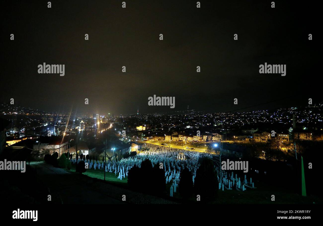 22.01.2014., Sarajevo, Bosnia-Erzegovina - la città di Sarajevo ogni anno commemora il XIV. I Giochi Olimpici invernali, ufficialmente aperti il 08th febbraio 1984th. Durante la guerra in Bosnia-Erzegovina, tutti gli oggetti costruiti e decorati per i Giochi sono stati distrutti o gravemente danneggiati. Parte dei due locali è restaurata, come la sala Zetra e lo stadio di calcio Asim Ferhatovic - Hase, noto come Stadio Provinciale, mentre la pista da bob a Trebevic come rampe per i salti di sci su Igman sono distrutti. Durante la guerra, durante la pista da bob e intorno, fu la posizione dell'Esercito Foto Stock