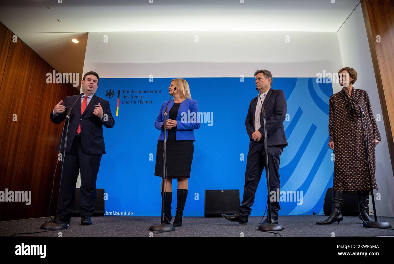 Berlino, Germania. 30th Nov 2022. Hubertus Heil (l-r, DOCUP), Ministro federale del lavoro e degli affari sociali, Nancy Faeser (DOCUP), Ministro federale dell'interno e degli affari interni, Robert Habeck (Bündnis 90/Die Grünen), Ministro federale dell'economia e della protezione del clima, E Bettina Stark-Watzinger (FDP), Ministro federale dell'istruzione e della ricerca, partecipano a una conferenza stampa sull'immigrazione di manodopera qualificata. In precedenza, il gabinetto federale aveva discusso i punti chiave al riguardo. Credit: Michael Kappeler/dpa/Alamy Live News Foto Stock