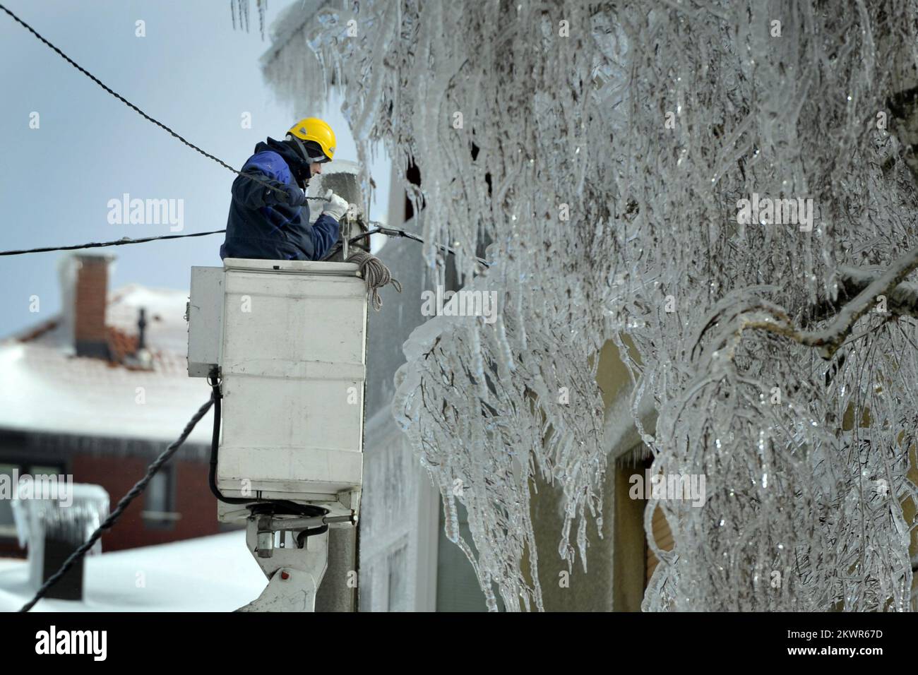 03.02.2014., Postojna, Slovenia - a causa della neve e del ghiaccio gran parte della Slovenia si trova di fronte alla perdita di elettricità, la domenica senza energia elettrica è stata di circa 250 mila cittadini. Condizioni estreme inflitto gravi danni alle foreste, secondo le stime del Central Bureau of Forest, è distrutto circa 3,5 milioni di metri cubi di legno. Le condizioni meteorologiche hanno avuto problemi di traffico. Molte strade sono state chiuse e molti treni e autobus sulle linee interurbane sono stati ritardati. Foto: Anze Petkovsek/Zurnal24/PIXSELL Foto Stock