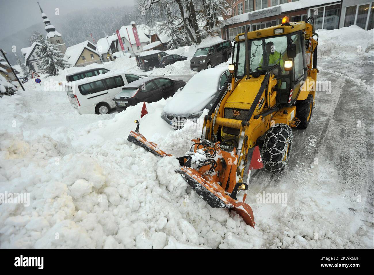 02.02.2014., Slovenia - a causa della neve e del ghiaccio gran parte della Slovenia si trova di fronte alla perdita di elettricità, la domenica senza energia elettrica era di circa 250 mila cittadini. Condizioni estreme inflitto gravi danni alle foreste, secondo le stime del Central Bureau of Forest, è distrutto circa 3,5 milioni di metri cubi di legno. Le condizioni meteorologiche hanno avuto problemi di traffico. Molte strade sono state chiuse e molti treni e autobus sulle linee interurbane sono stati ritardati. Foto: Anze Petkovsek/Zurnal24/PIXSELL Foto Stock