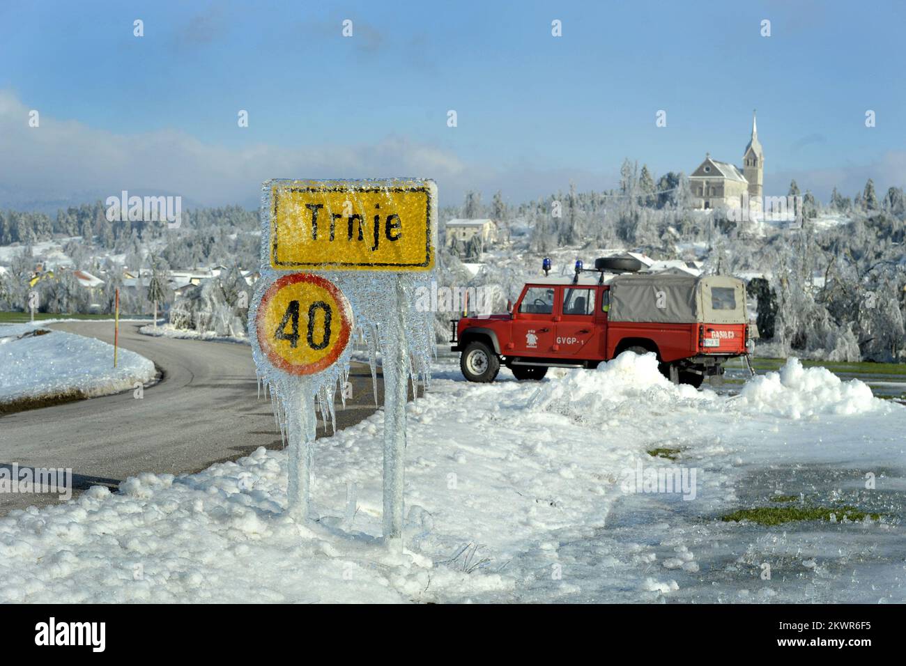 03.02.2014., Pivka, Slovenia - a causa della neve e del ghiaccio gran parte della Slovenia si trova di fronte alla perdita di elettricità, la domenica senza energia elettrica è stata di circa 250 mila cittadini. Condizioni estreme inflitto gravi danni alle foreste, secondo le stime del Central Bureau of Forest, è distrutto circa 3,5 milioni di metri cubi di legno. Le condizioni meteorologiche hanno avuto problemi di traffico. Molte strade sono state chiuse e molti treni e autobus sulle linee interurbane sono stati ritardati. Foto: Anze Petkovsek/Zurnal24/PIXSELL Foto Stock