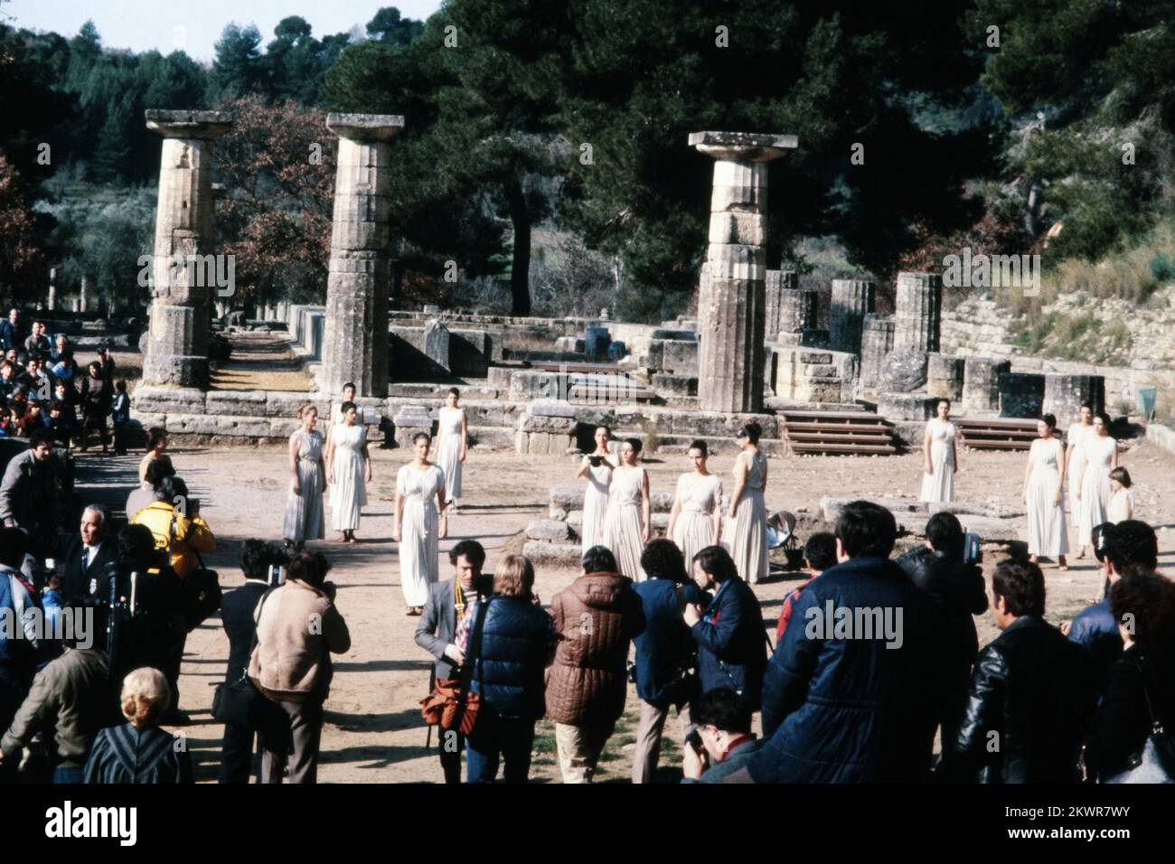 1983 Olympia Grecia Attrici Di Atene Vestite Come Le Preste Di 1983-olympia-grecia-attrici-di-atene-vestite-come-le-preste-di