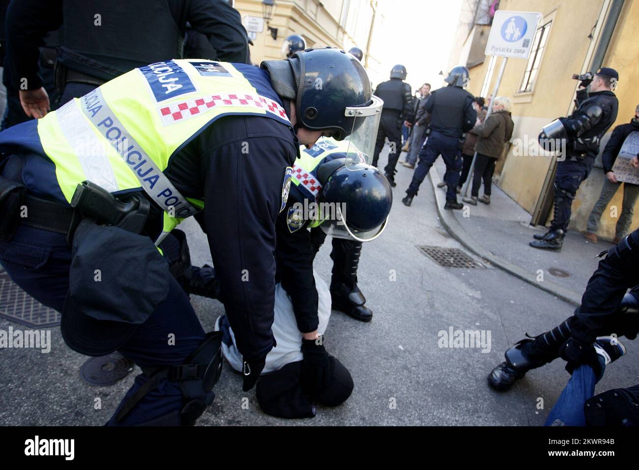 15.02.2014., Zagabria, Croazia - la protesta contro il governo di Zagabria è stata organizzata attraverso Facebook, in cui un piccolo numero di persone si è riunito. Dopo un confronto verbale con la polizia, dodici hooligan sono stati arrestati. Foto: Borna Filic/PIXSELL Foto Stock