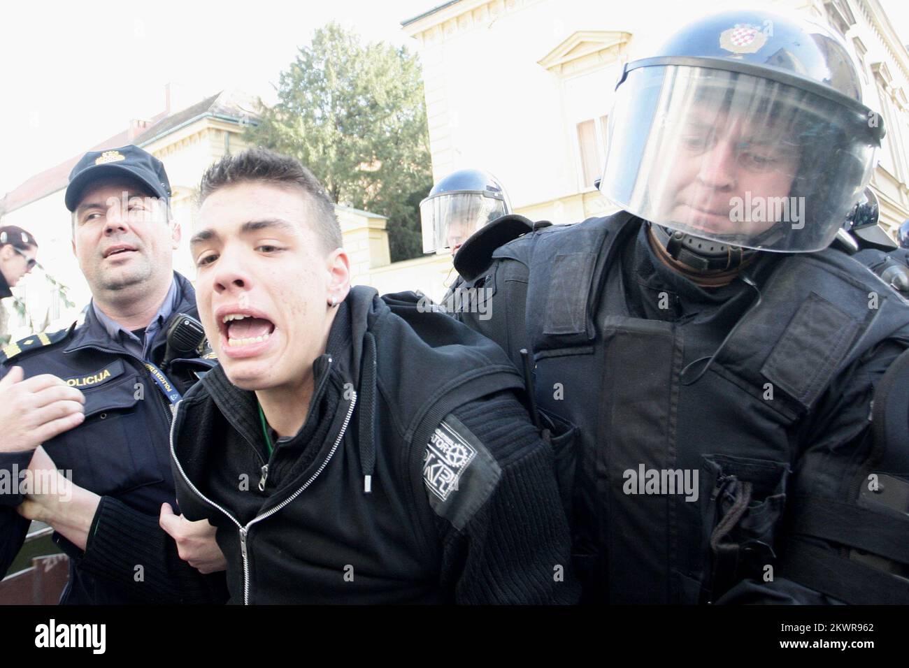 15.02.2014., Zagabria, Croazia - la protesta contro il governo di Zagabria è stata organizzata attraverso Facebook, in cui un piccolo numero di persone si è riunito. Dopo un confronto verbale con la polizia, dodici hooligan sono stati arrestati. Foto: Borna Filic/PIXSELL Foto Stock