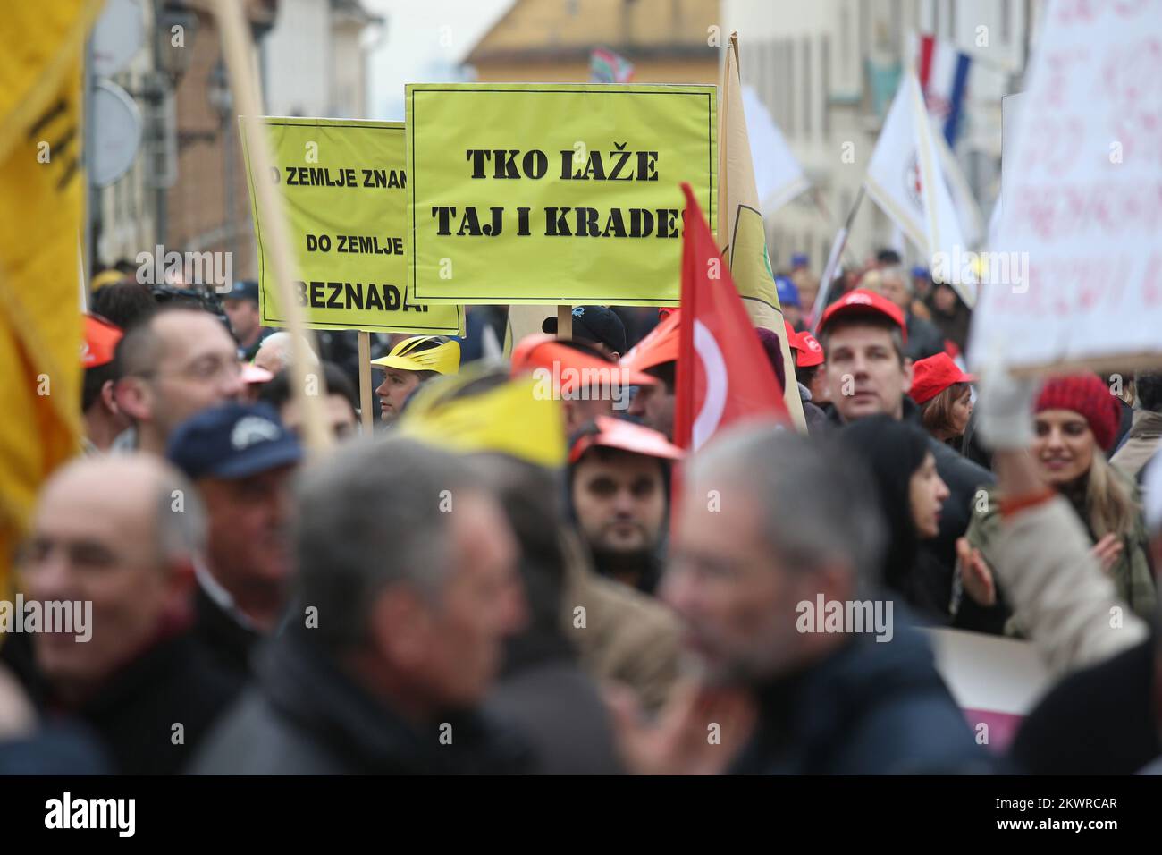 26.02.2014., Zagabria, Croazia - in occasione della discussione odierna sugli emendamenti alla legge sul lavoro in Parlamento, i sindacati si sono riuniti nella piazza Ban Jelacic, dove si sono recati a St. Piazza Marco. Questa Unione protesta chiedendo il ritiro di un nuovo progetto di legge sul lavoro e ritiene che accetterà i suoi emendamenti ha effetti negativi sullo sviluppo di politiche occupazionali e di relazioni di lavoro efficaci. Foto: Igor Kralj/PIXSELL Foto Stock