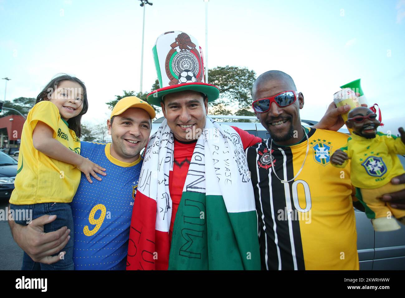 Tifosi di calcio croati e brasiliani di fronte allo stadio Arena Corinthians dove si disputerà la prima partita della Coppa del mondo tra Brasile e Croazia. Foto Stock