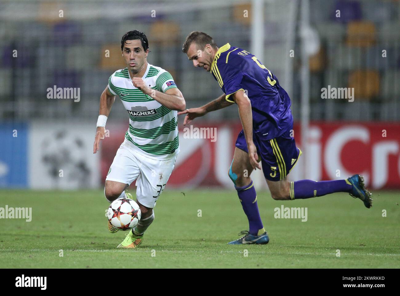 Beram Kayal e Zeljko Filipovic combattono per la palla Foto Stock