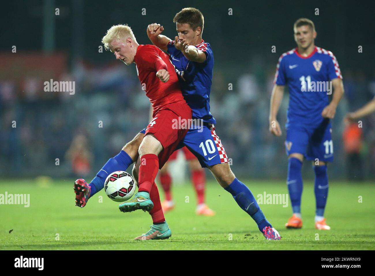 Will Hughes (a sinistra) dell'Inghilterra e la battaglia di Mario Pasalic in Croazia per la palla Foto Stock