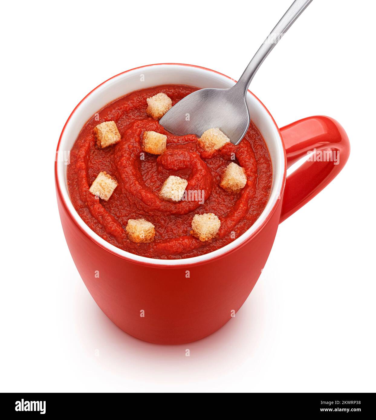 Zuppa di pomodoro istantanea con crostini in tazza rossa isolata, vista dall'alto Foto Stock