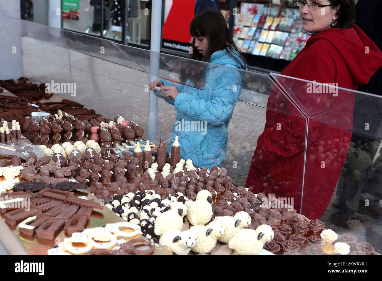 15.12.2014., Croazia, Zagabria, Croazia - seguendo le tendenze globali all'Avvento di quest'anno, la società Porec ha offerto un'ampia selezione di cioccolatini a forma di vari articoli di tutti i giorni. Scarpe, attrezzi, telefoni cellulari e altre forme hanno suscitato grande interesse per i passanti. Foto: Patrik Macek/PIXSELL Foto Stock