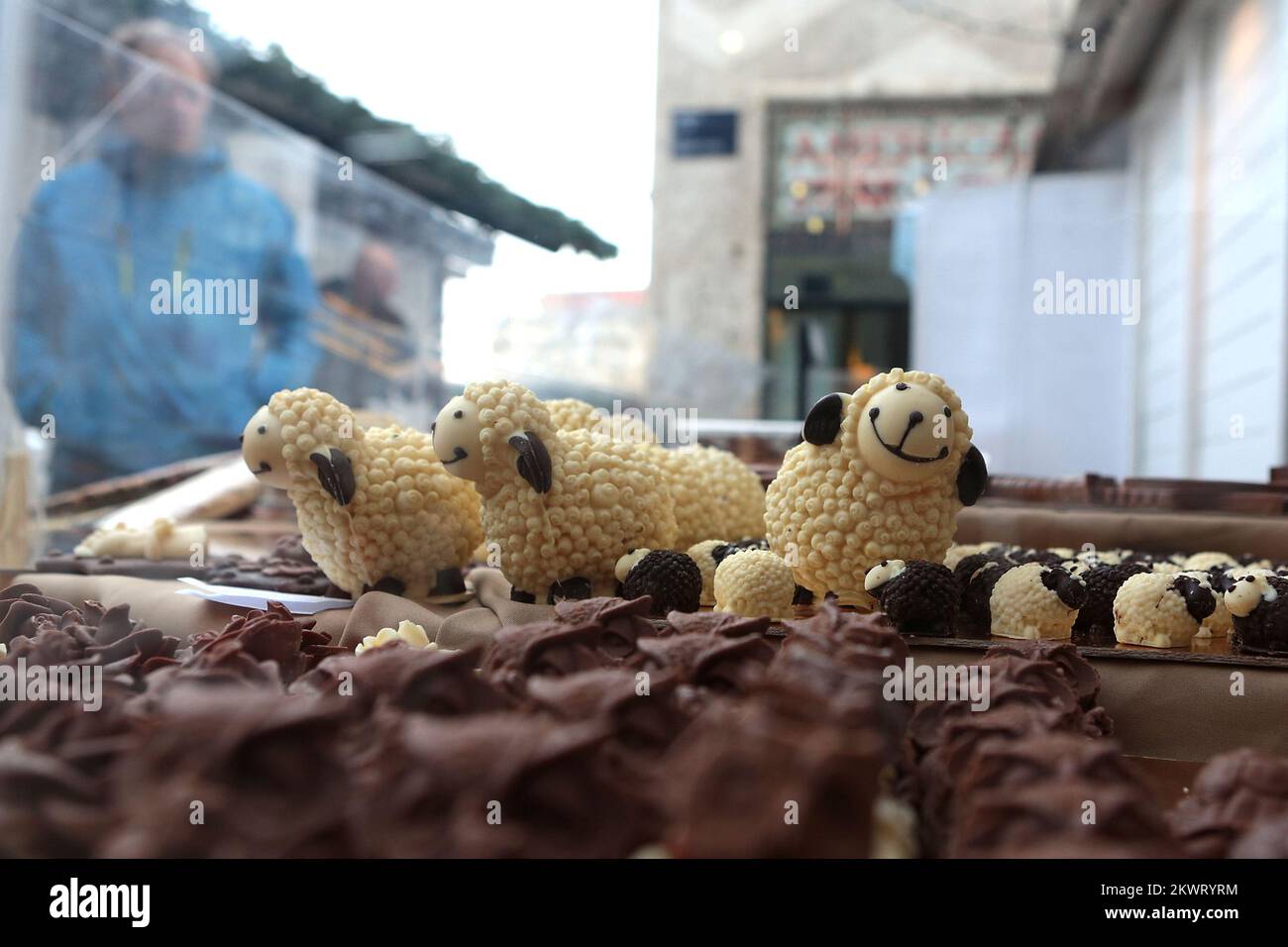 15.12.2014., Croazia, Zagabria, Croazia - seguendo le tendenze globali all'Avvento di quest'anno, la società Porec ha offerto un'ampia selezione di cioccolatini a forma di vari articoli di tutti i giorni. Scarpe, attrezzi, telefoni cellulari e altre forme hanno suscitato grande interesse per i passanti. Foto: Patrik Macek/PIXSELL Foto Stock