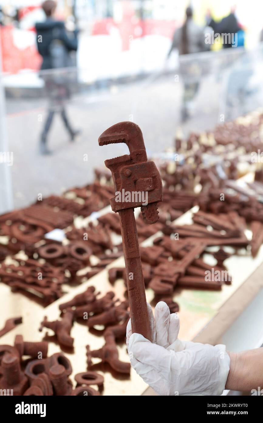 15.12.2014., Croazia, Zagabria, Croazia - seguendo le tendenze globali all'Avvento di quest'anno, la società Porec ha offerto un'ampia selezione di cioccolatini a forma di vari articoli di tutti i giorni. Scarpe, attrezzi, telefoni cellulari e altre forme hanno suscitato grande interesse per i passanti. Foto: Patrik Macek/PIXSELL Foto Stock