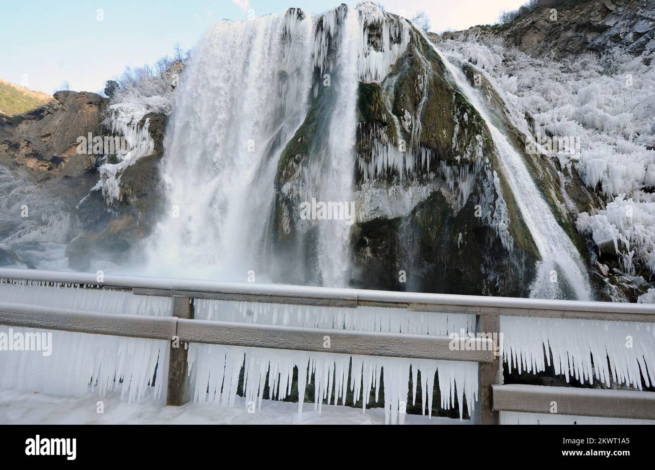 01.01.2015., Croazia, Knin - a causa delle temperature estremamente basse durante la notte ha colpito la Croazia, e una cascata attraente Krcic situato dietro la parte più grande di Knin è congelato. Le cascate di Krcica si trovano a 22 metri di altezza nella parte nord dei campi di Knin, che i fiumi Krcic cadono a Krk. Lo chiamano anche e Veliki Buk Buk e Topoljski buk Foto: Hrvoje Jelavic/PIXSELL Foto Stock