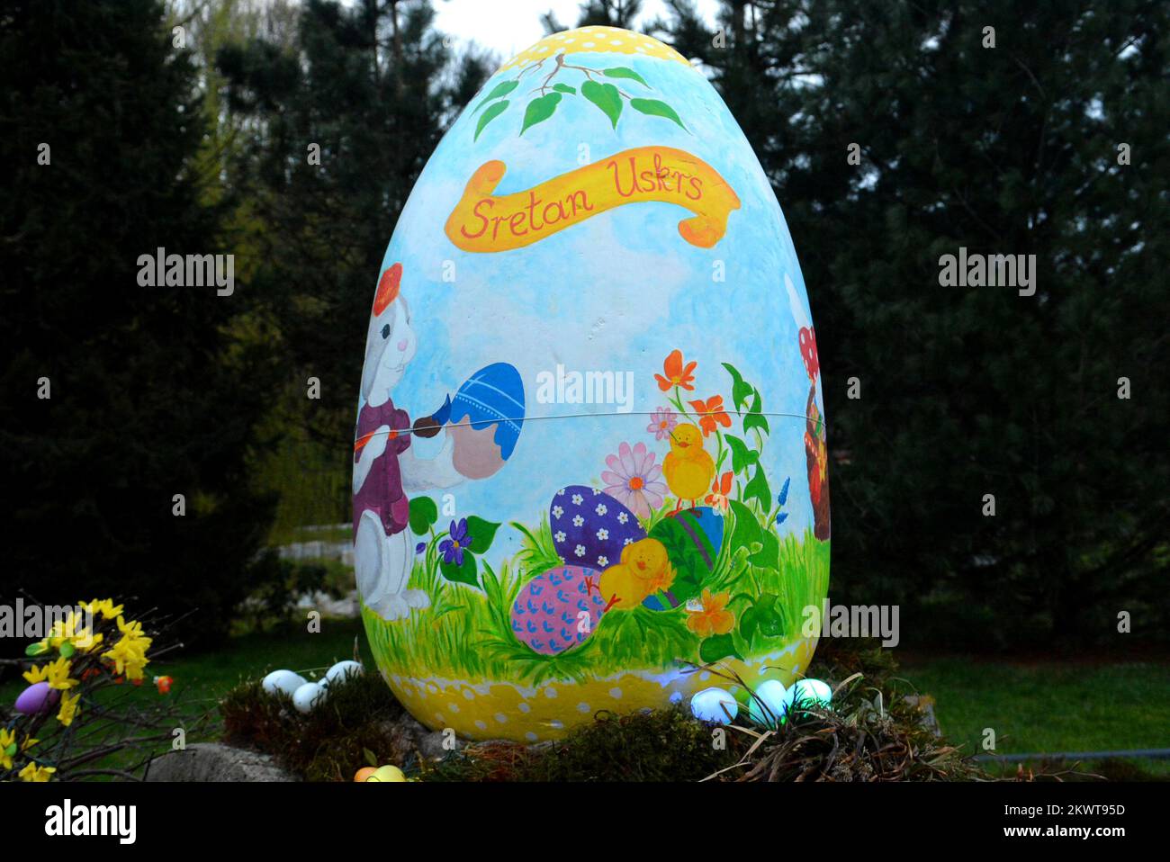 31.03.2015., Cazma, Grabovnica, Croazia - lo spettacolo di luci di Pasqua della famiglia Salaj comprende 10.000 uova di Pasqua illuminate. L'ingegnere in pensione Zlatko Salaj e la sua famiglia nella loro proprietà, situata a poche miglia ad est dalla piccola città di Cazma, voleva rendere l'atmosfera più vacanza mai. Sono stati fortunati ad avere la compagnia elettrica installare una nuova sottostazione vicino a pochi anni fa, fornendo abbastanza elettricità per alimentare lo spettacolo di luci. Il progetto è in parte finanziato dalle sponsorizzazioni, in parte dalle tariffe d'ingresso, ma la maggior parte del denaro e del lavoro per mantenerlo in funzione nel corso degli anni è stato messo in atto dalla Sala Foto Stock