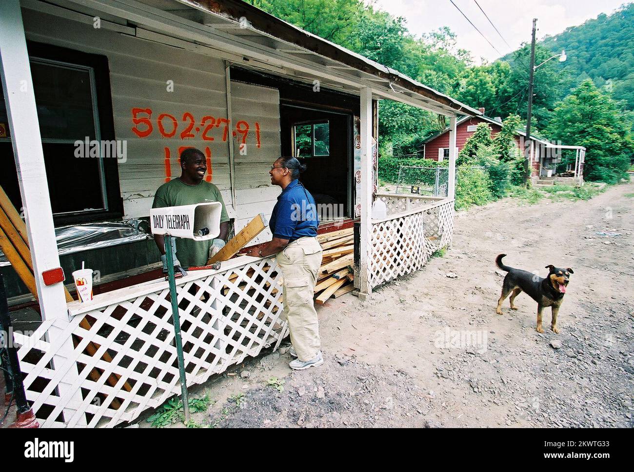 Gravi tempeste, inondazioni, e frane, Hemphill, WV, 30 maggio 2002 Charlayne Haynes of Public Affairs parla con Mike Vaughn e il suo cane prezioso della prossima demolizione della sua casa a seguito dell'alluvione flash che ha colpito la Virginia occidentale meridionale il 2 maggio 2002. Bob McMillan/ FEMA Foto.. Fotografie relative a disastri e programmi, attività e funzionari di gestione delle emergenze Foto Stock