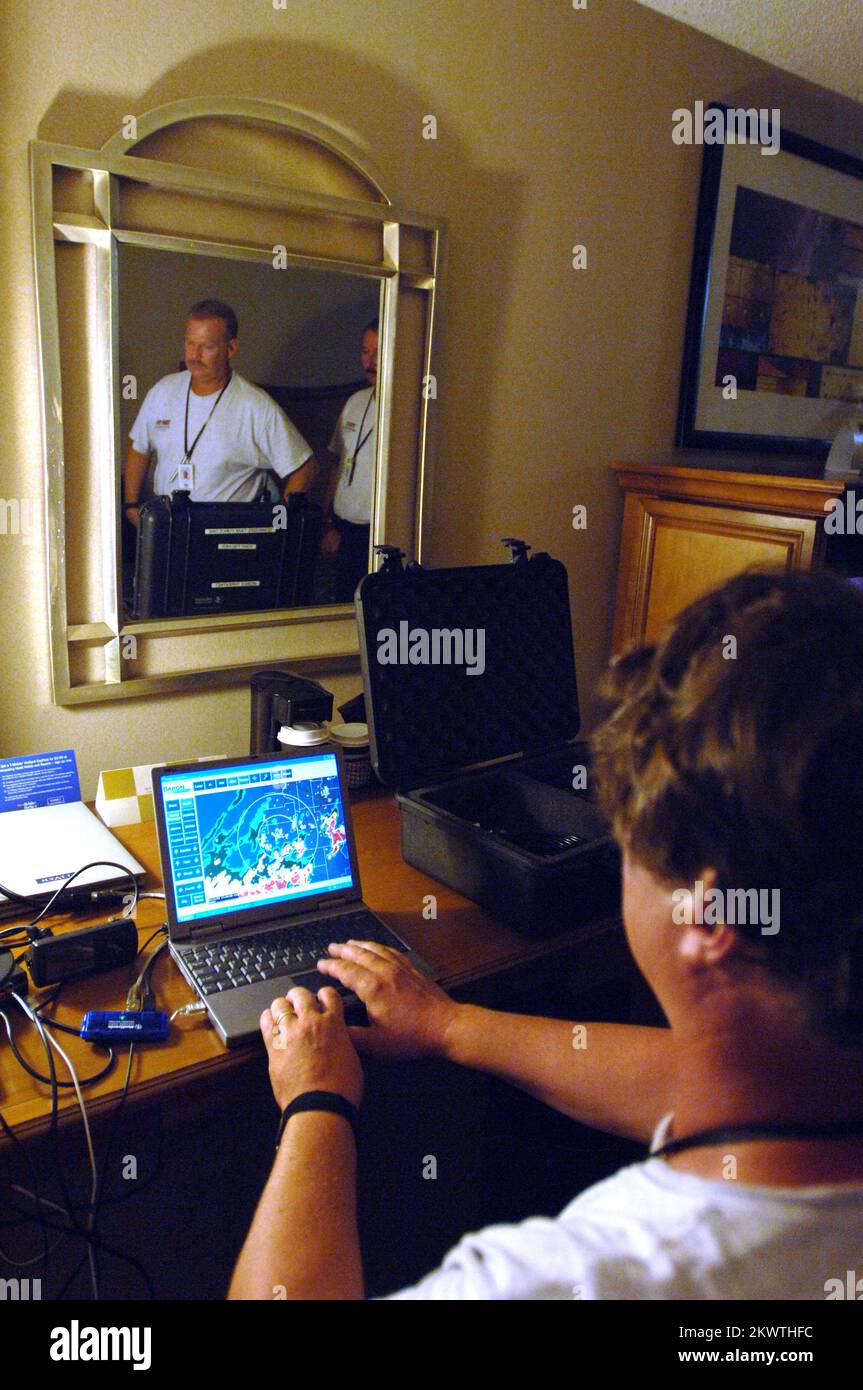 Tampa, FL, 23 ottobre 2005 membri della Federal Emergency Management Agency Urban Search and Rescue, Tennessee task force uno sguardo al percorso della tempesta su 'Mobile Threat net', un programma per computer che viene eseguito attraverso la radio XM per monitorare il corso della tempesta e altri sistemi meteorologici come risultato dell'uragano. Fotografie relative a disastri e programmi, attività e funzionari di gestione delle emergenze Foto Stock