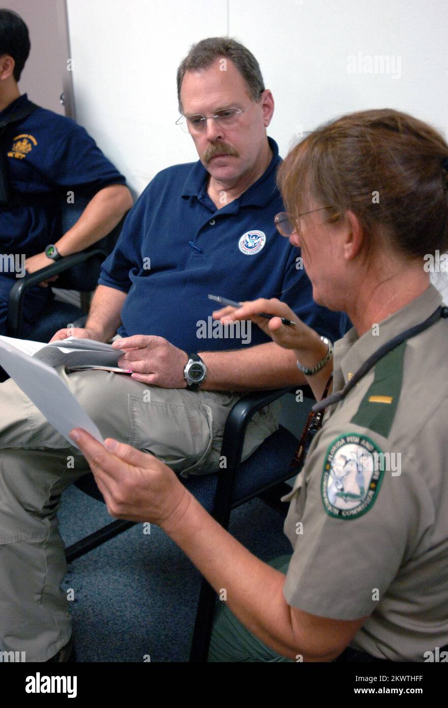Tampa, FL, 23 ottobre 2005 i membri della divisione forestale della Florida e le componenti statali e locali si incontrano con i membri dell'Agenzia federale per la gestione delle emergenze, Incident Support Team for the Urban Search and Rescue Task Forces at the Hillsborough Emergency Operations center to make plan for the arriving of Hurricane Wilma. Fotografie relative a disastri e programmi, attività e funzionari di gestione delle emergenze Foto Stock