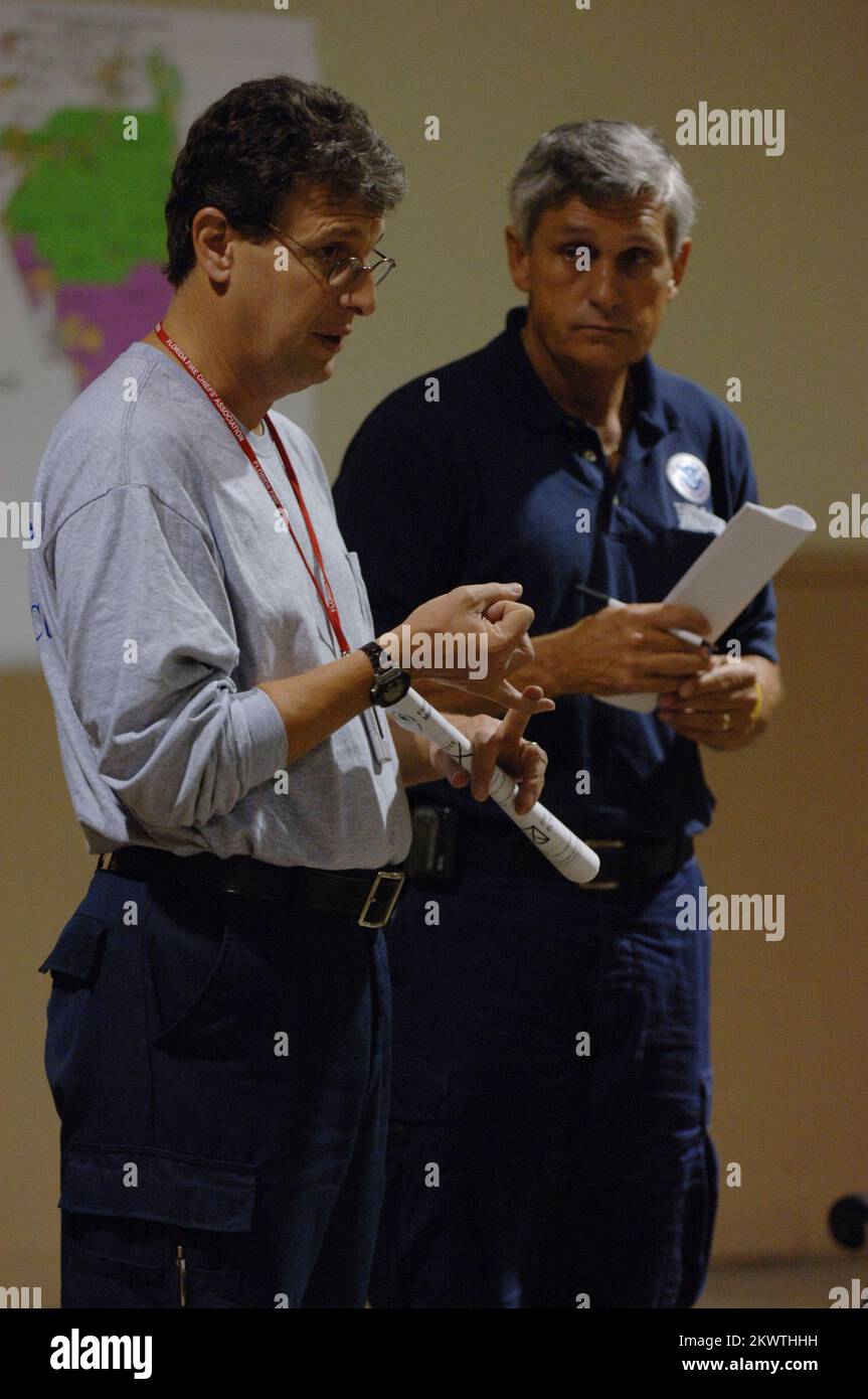 Hurricane Wilma, Tampa, FL, 24 ottobre 2005-Lorin Mock, Vice comandante dell'incidente dell'uragano Wilma Search and Rescue Unifed Command, a sinistra, E Jim Strickland f parla in un briefing operativo il lunedì mattina presso la Florida state Fairgrounds, che viene utilizzato come base di operazioni fino a quando le esigenze dello stato non sono determinate dai danni causati dall'uragano Wilma. Fotografie relative a disastri e programmi, attività e funzionari di gestione delle emergenze Foto Stock