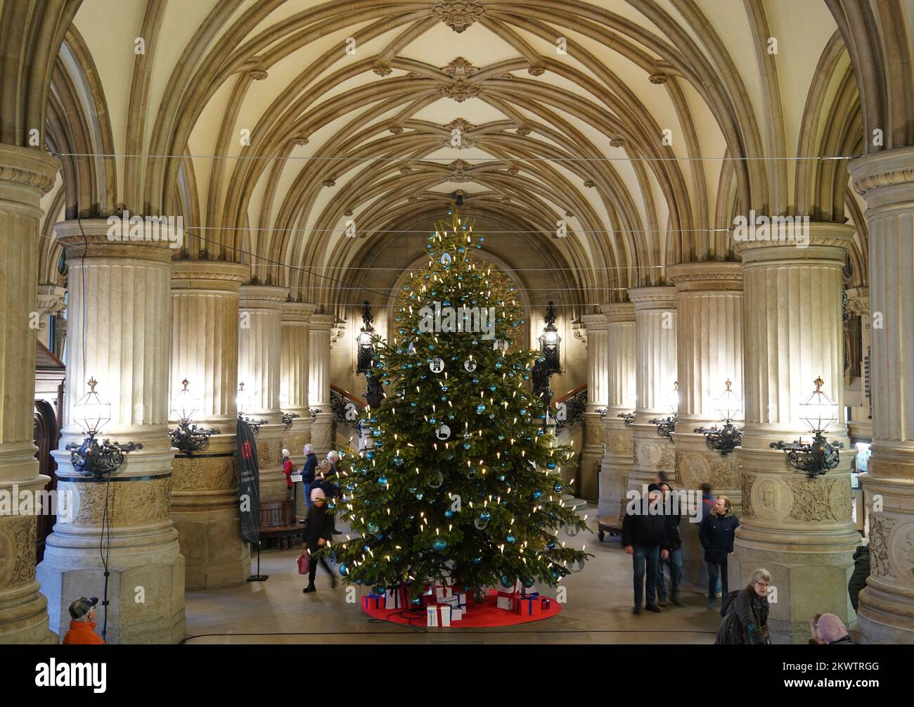 Amburgo, Germania. 30th Nov 2022. L'albero di Natale decorato splende nel Rathausdiele. Lebenshilfe Hamburg ha donato l'albero di Natale di sei metri dalla Alte Land. Credit: Marcus Brandt/dpa/Alamy Live News Foto Stock