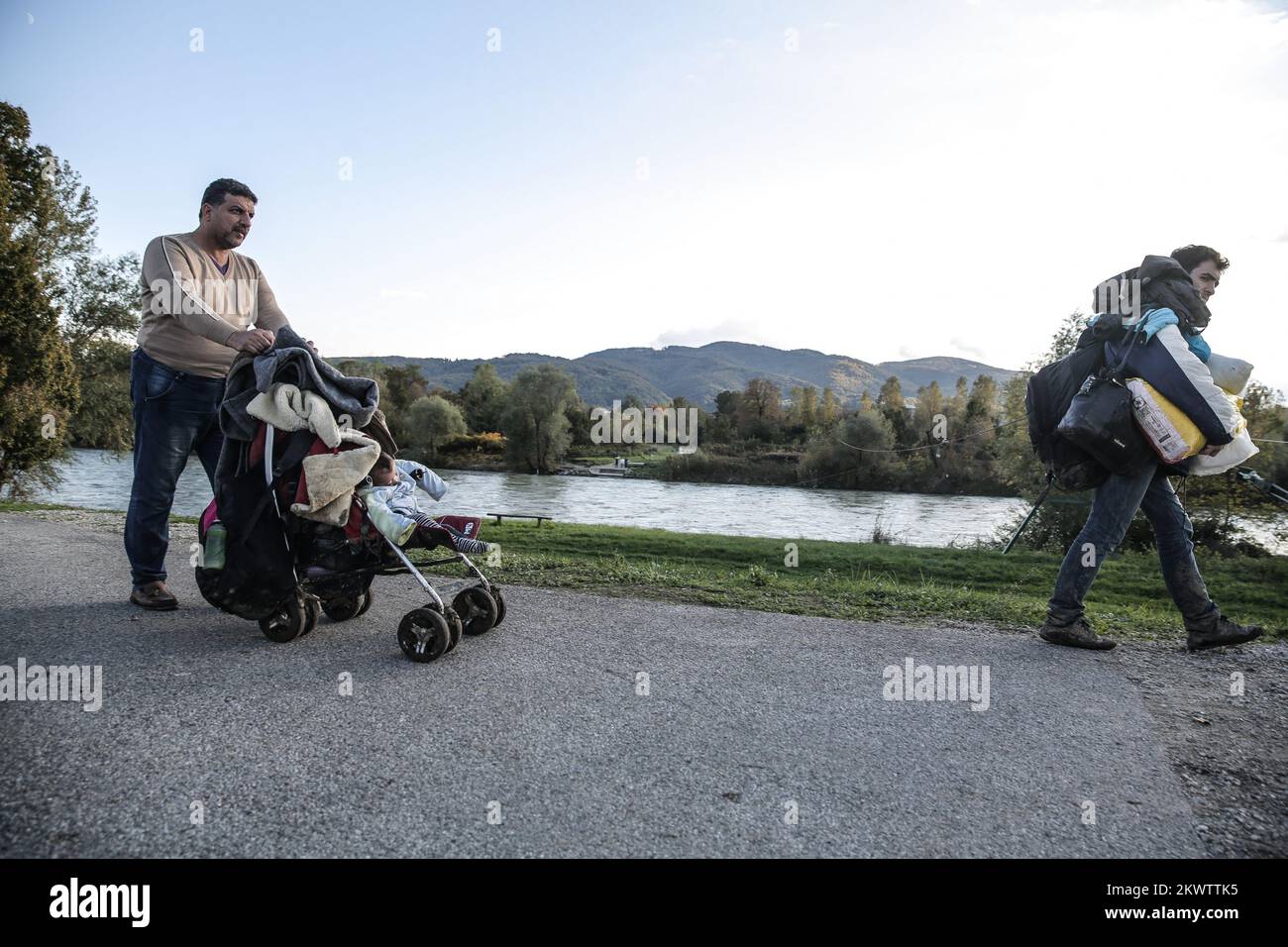 20.10.2015., Dobova, Slovenia - gli agenti di polizia guidano un gruppo di rifugiati e migranti nei pressi di Dobova. La maggior parte di più di 6.000 persone ha camminato per 15 chilometri (9 miglia) sulle stradine rurali passando per campi di mais e pascoli per raggiungere un campo profughi, una sfida che si è attenuata dal sole dopo giorni di pioggia torrenziale, nebbia e vento frangido. Foto: SASA Despot/Zurnal24/PIXSELL Foto Stock