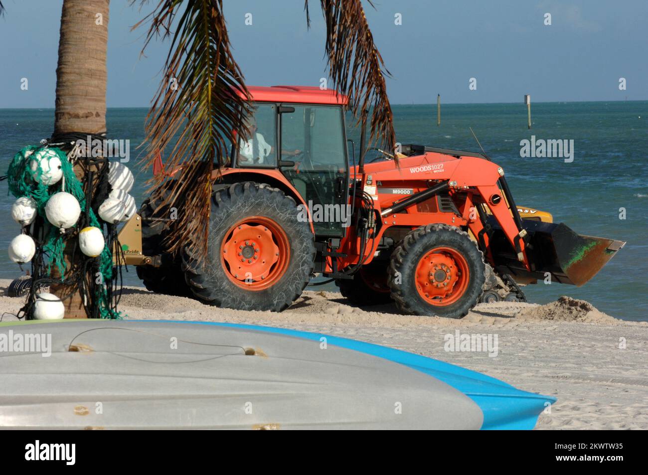 Hurricane Wilma, Key West, FL, 4 novembre 2005 Un lavoratore muove la sabbia con un trattore. La città sta lavorando per rimettere la sabbia nel posto giusto dopo l'uragano Wilma. Fotografie relative a disastri e programmi, attività e funzionari di gestione delle emergenze Foto Stock