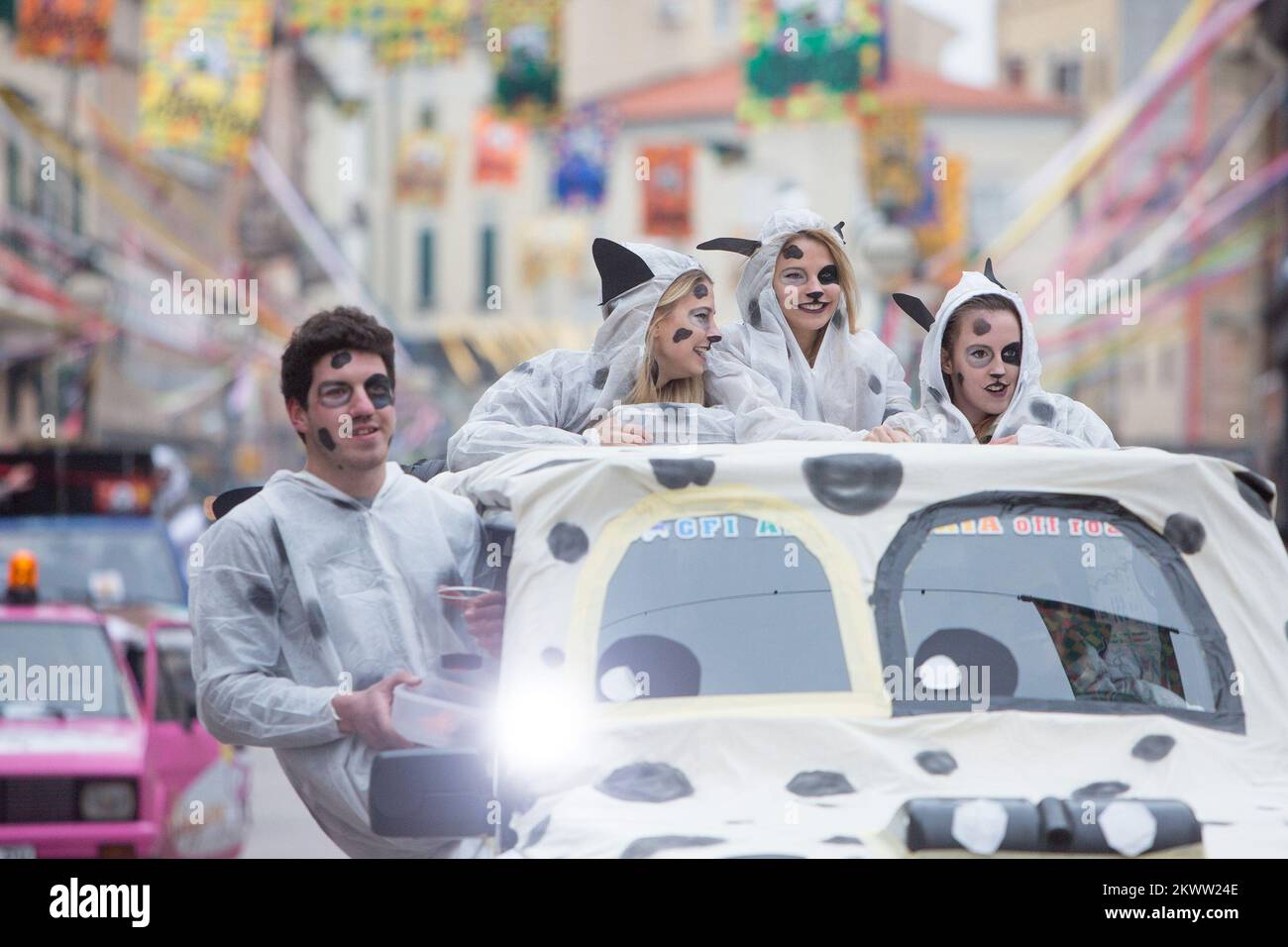 23.01.2016., Rijeka, Croazia - Masked Paris-Bakar Rally è un evento tradizionale organizzato dal Rijeka Automobile Club. Questo rally è una parodia del famoso rally Parigi-Dakar ed è stato un evento sportivo di sostegno del Carnevale di Rijeka dal 1990. Foto Stock