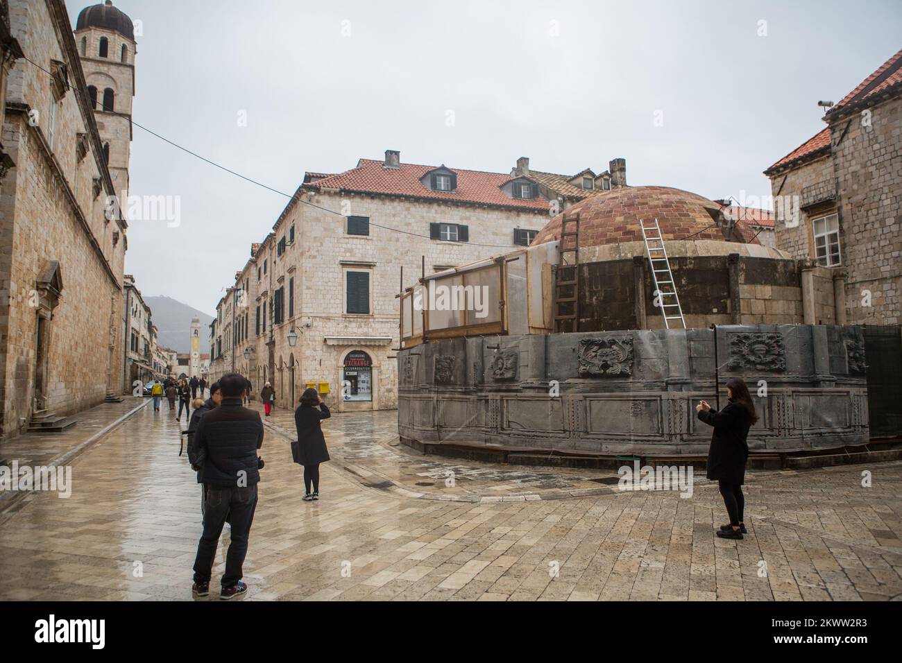 15.02.2016., Dubrovnik; Croazia - forte vento sud e nuvole scure sulla città. Pochi turisti riempirono città quasi vuota. Foto Stock