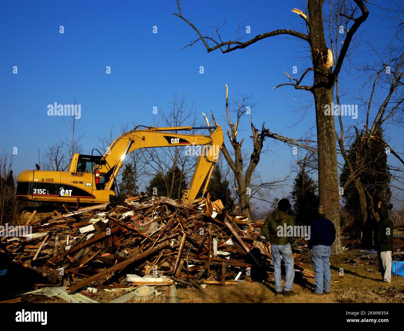 Gravi tempeste e tornado, Earlington, Ky, 8 dicembre 2005 - Un mucchio di macerie è tutto ciò che rimane di una casa di 2400 metri quadrati distrutta da un tornado del F4 che ha toccato il 15 novembre. I danni e le perdite causati dai sistemi di tempesta che hanno colpito le contee di Hopkins e Marshall hanno portato all'approvazione da parte del presidente Bush di una richiesta federale di disastro il primo dicembre. Vinci la foto di Henderson/FEMA. Fotografie relative a disastri e programmi, attività e funzionari di gestione delle emergenze Foto Stock