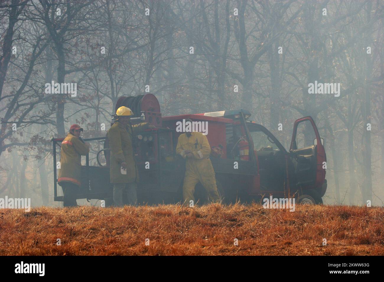 Severe Wildfire Threat, Mason, OK, 15 gennaio 2006 Vigili del fuoco dell'I.X.L. VFD guardare un firebreak per assicurarsi che non 'slop over' e riaccendersi da venti alti. FEMA Photo/ Bob McMillan.. Fotografie relative a disastri e programmi, attività e funzionari di gestione delle emergenze Foto Stock