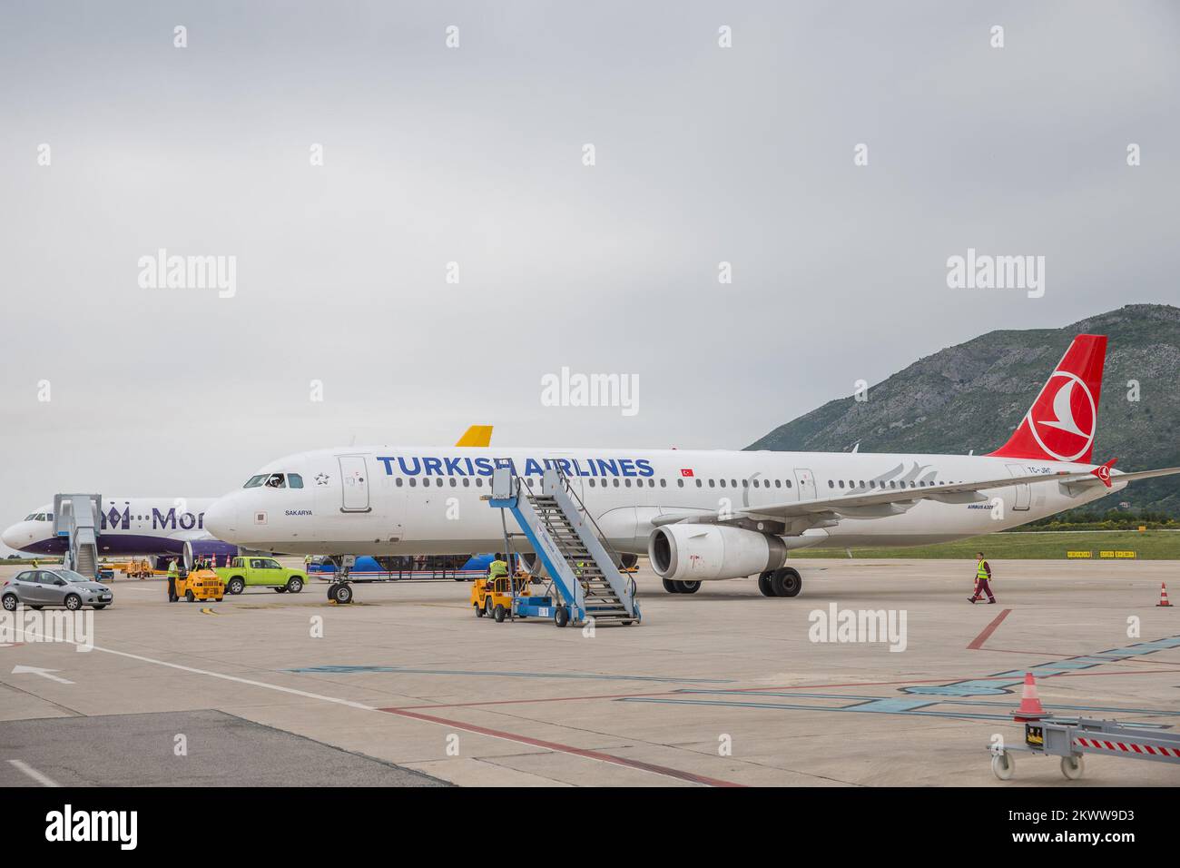 10.05.2016., Croazia, Aeroporto Dubrovnik, Konavle - Turkish Airlines, una delle compagnie aeree in più rapida crescita al mondo, che per il quinto anno consecutivo è stata scelta come la migliore compagnia aerea d'Europa, da oggi collega direttamente Istanbul e Dubrovnik. L'inaugurazione delle nuove 285th destinazioni mondiali della Turkish Airlines si è svolta questa mattina all'aeroporto di Dubrovnik, con il primo atterraggio di un aereo da Istanbul. Foto Stock