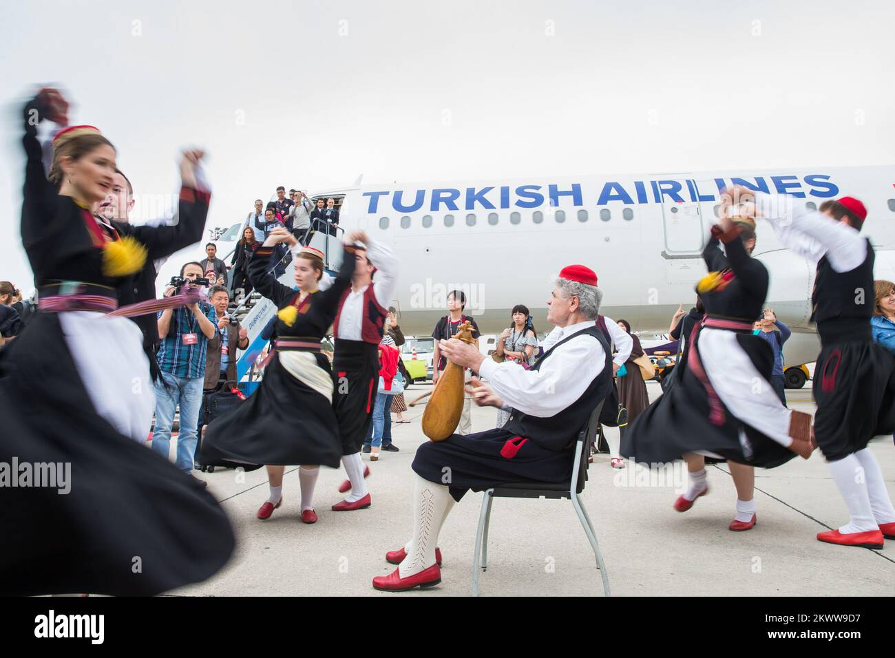 10.05.2016., Croazia, Aeroporto Dubrovnik, Konavle - Turkish Airlines, una delle compagnie aeree in più rapida crescita al mondo, che per il quinto anno consecutivo è stata scelta come la migliore compagnia aerea d'Europa, da oggi collega direttamente Istanbul e Dubrovnik. L'inaugurazione delle nuove 285th destinazioni mondiali della Turkish Airlines si è svolta questa mattina all'aeroporto di Dubrovnik, con il primo atterraggio di un aereo da Istanbul. Foto Stock