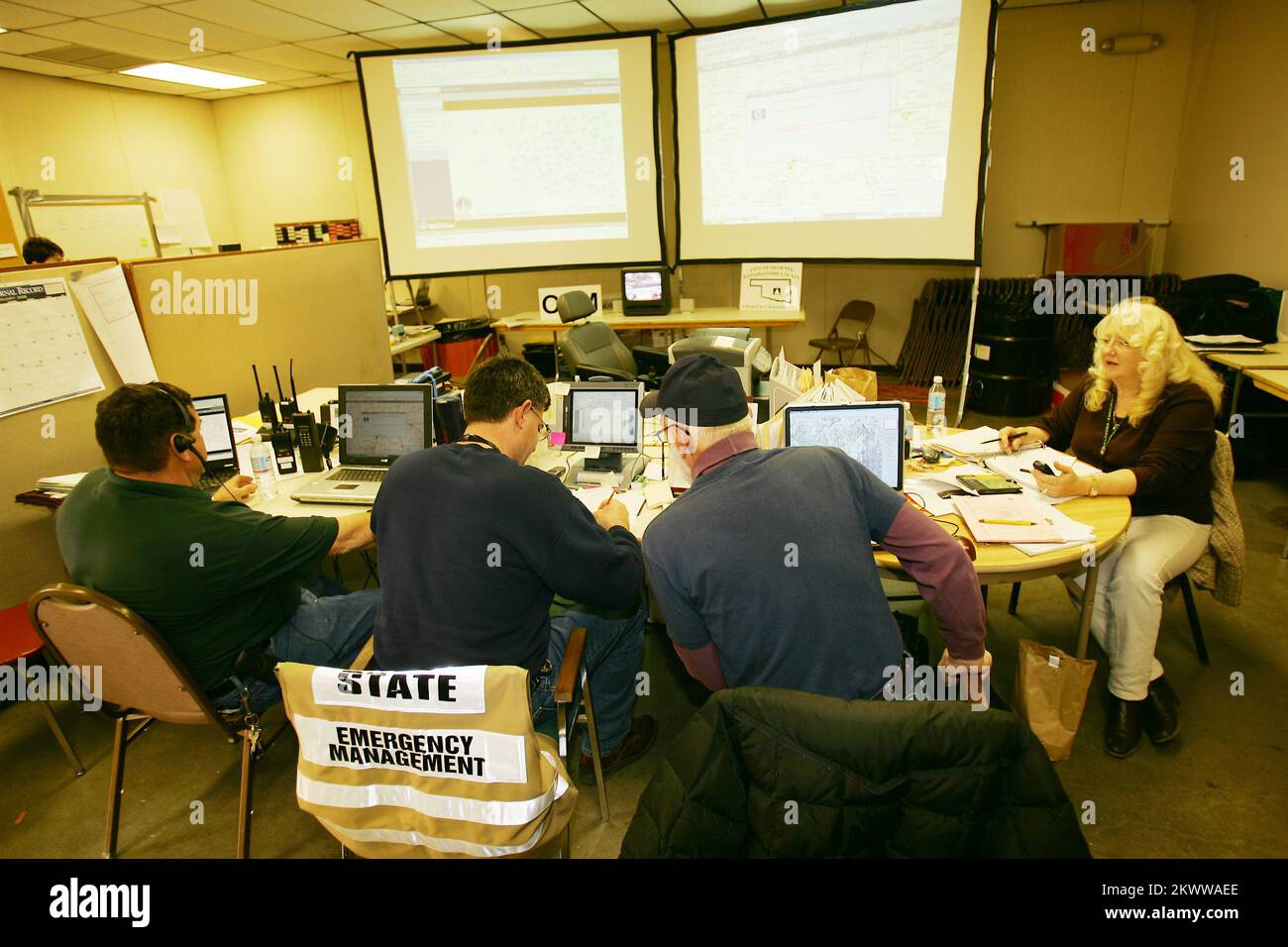 Severe Wildfire Threat, Shawnee, OK, 18 gennaio 2006 i responsabili di emergenza dell'Oklahoma Bob Worrell, Steve Palladino e Melvin Potter coordinano gli sforzi antincendio dal posto di comando di incidente istituito nel centro esposizioni di Shawnee. Bob McMillan/ FEMA Foto.. Fotografie relative a disastri e programmi, attività e funzionari di gestione delle emergenze Foto Stock