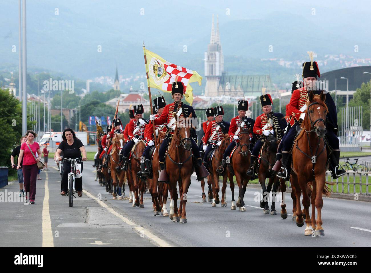 29.05.2016., Zagabria, Croazia - 1st la parata equestre per le strade di Zagabria è stata organizzata in onore di tutti i soldati di Zagabria che hanno partecipato alla guerra interna e per il compleanno di Zagabria. Foto Stock